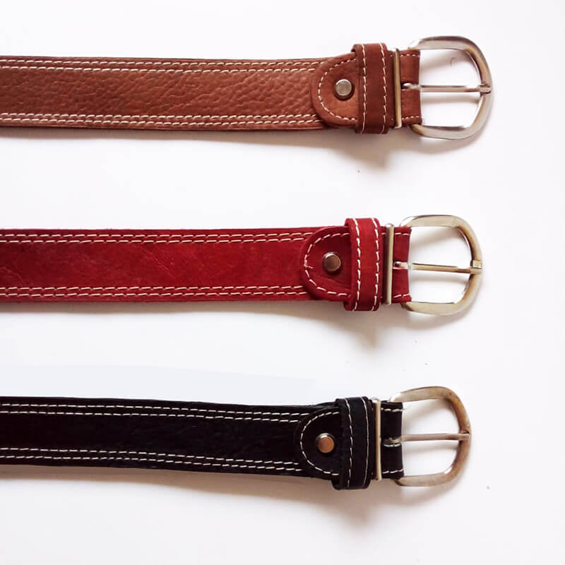 Este cinturón de cuero vacuno de 3,5 cm de ancho está diseñado con precisión, con bordes cosidos que realzan su estilo clásico. Disponible en varios colores, es ideal para atuendos casuales o semi-formales. No apto para trajes, pero perfecto para el día a día, con durabilidad y elegancia discreta